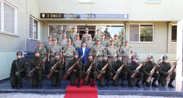 <p>Başbakan Ahmet Davutoğlu, Dağlıca’da görev yapan askerlere sürpriz bayram ziyaretinde bulundu.<br />
<br />
Ziyarette, Genelkurmay Başkanı Orgeneral Hulusi Akar da Davutoğlu'na eşlik etti. </p>