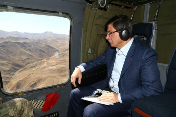 <p>Başbakan Ahmet Davutoğlu, Dağlıca’da görev yapan askerlere sürpriz bayram ziyaretinde bulundu.</p>
