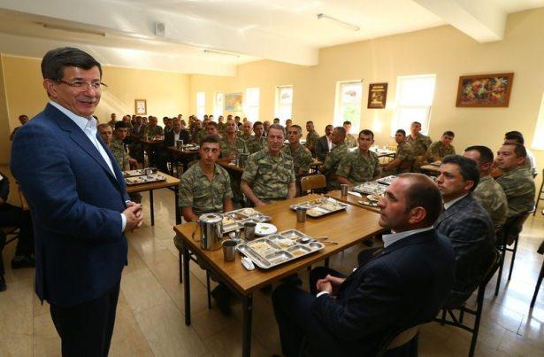 <p>Başbakan Ahmet Davutoğlu, Dağlıca’da görev yapan askerlere sürpriz bayram ziyaretinde bulundu.</p>