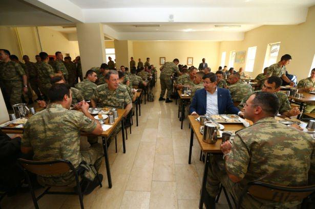 <p>Başbakan Ahmet Davutoğlu, Dağlıca’da görev yapan askerlere sürpriz bayram ziyaretinde bulundu.</p>
<p>Ziyarette, Genelkurmay Başkanı Orgeneral Hulusi Akar da Davutoğlu'na eşlik etti. </p>