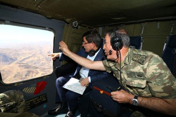 <p>Başbakan Ahmet Davutoğlu, Dağlıca’da görev yapan askerlere sürpriz bayram ziyaretinde bulundu.</p>
<p>Ziyarette, Genelkurmay Başkanı Orgeneral Hulusi Akar da Davutoğlu'na eşlik etti. </p>