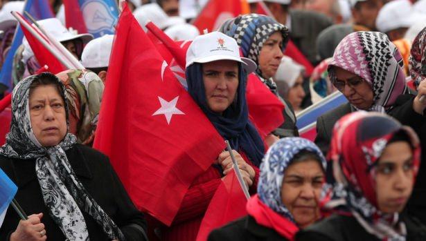 <p><strong>Başbakan Davutoğlu, son 1 aydır şehir şehir dolaşarak AK Parti'nin hedeflerini, büyük projelerini anlattıklarını belirterek, şöyle konuştu: 'Bütün şehirlerimize gitmek isterdim. 7 Haziran'dan önce 81 vilayetimize gittik. Bu sefer vakit kısıtlıydı. Yine de Türkiye'nin her yanını, doğusu, batısını, kuzeyini, güneyini dolaşan tek parti, AK Parti oldu. Halkıyla her yerde buluşan tek lider biz olduk. Şartları zorlayarak gidebileceğimiz en fazla sayıdaki şehre gittik. Samsun'dan, Erzurum'dan, Manisa'dan, Kahramanmaraş'tan, Kayseri'den, Trabzon'dan, Kocaeli'nden, Van'dan, Şanlıurfa'dan, İzmir'den, Adana'dan, Antalya'dan, Malatya'dan, Diyarbakır'dan ve nihayet Anadolu'daki ilk başkentimizden, Konya'dan sizlere selam getirdim. Diğer partiler meydanları terk etti ama biz bunu yapmadık. Çünkü bizim size anlatacaklarımız var. Sizin gözlerinizin içine bakarak söyleyeceklerimiz var. Çünkü sizin yüreğine hitap edecek kelamımız var. Bizim hep birlikte bozacağımız oyunlar, kuracağımız büyük güçlü ve yeni bir Türkiye var. Biz bu meydanlara sadece oy istemek için gelmeyiz. Biz meydanları terk etmedik.' </strong></p>