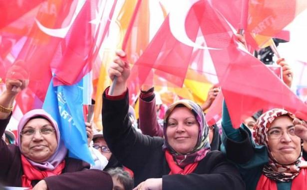 <p><strong>Davutoğlu, konuşmasına, 'Cumhuriyetimizin başkenti, milli mücadelenin karargahı olan şehri, Hacı Bayram-ı Veli'nin şehri Ankara, sizleri saygıyla, muhabbetle selamlıyorum. Bu meydanı dolduran yüz binleri bağrıma basıyorum, Ankara. Ankara'nın yiğit seğmenleri, kadınları, gençleri, güzel insanları, hepinizi yürekten selamlıyorum' sözleriyle başladı. </strong></p>
