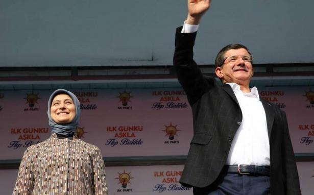 <p><strong>Ankara'nın ilçelerini tek tek sayarak selamlarını ileten Davutoglu, 'Bir bütün olarak istiklalimizin kalbi, yüreği Ankara'yı selamlıyorum' dedi. </strong></p>