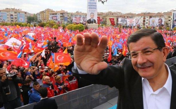 <p><strong>Davutoğlu, alandakilerin tekbir getirmesi üzerine, 'İşte bu tekbirlerle İstiklal Harbimiz başlamıştır. Yolda gelirken arkadaşlar aradılar, biraz önce, 'çok soğuk' dediler. Dedim ki, 'Merak etmeyin, Ankara bizi güneşle karşılar, soğuğun, bulutun üzerinden doğan güneş gibi.' Ankara'dan demokrasi güneşimiz doğdu, şimdi Ankara'dan yeni Türkiye güneşi doğuyor' diye konuştu. </strong></p>
