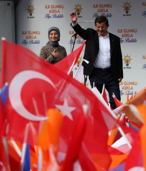 <p><strong>'Birçok şehrimizi gezdik. Son mührü istiklalin başşehri Ankara'dan vuruyoruz' diyen Davutoğlu, 'Ankara, 1 Kasım'da mühür vurmaya hazır mısın? İstiklalimizin yüreği Ankara, istikbalimizin yüreği olmaya hazır mısın? İnşallah yarın 'tek başına iş başına' demeye var mısınız' şeklinde sorular yönelttiği alandakilerden 'evet' yanıtı aldı. Davutoğlu bunun üzerine, 'Bu ses yarın sandıklardan yükselecek' ifadesini kullandı. </strong></p>