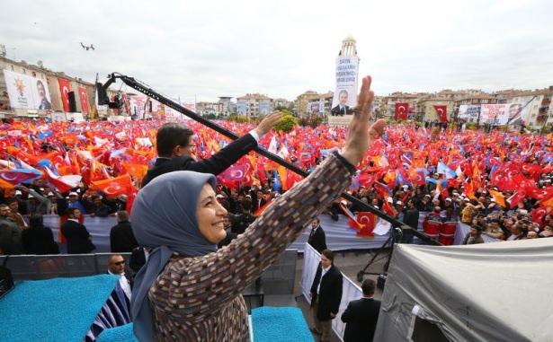 <p><strong>Ankara'nın aynı zamanda kadim medeniyet, kültür ve irfan şehri olduğunu ifade eden Davutoğlu, 'Bugün o feyzi, irfanı, o muhabbeti Ankara'nın bütün insanlarında bir ahlak olarak, gönül zenginliği olarak görüyoruz' diye konuştu. </strong></p>