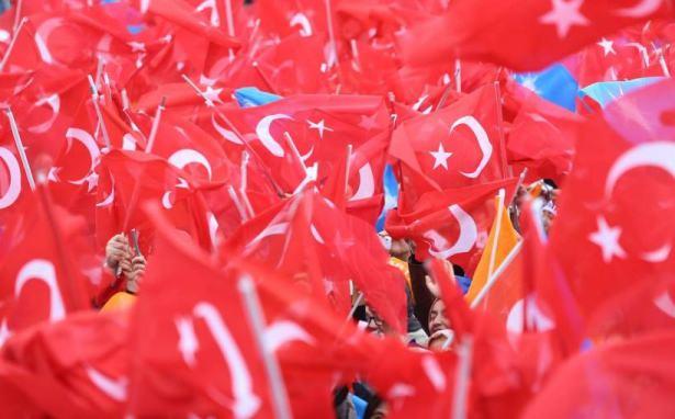 <p><strong>Vatandaşların, 'Türkiye seninle gurur duyuyor' şeklinde tezahüratlarına karşılık, 'Biz sizinle gurur duyuyoruz. Biz Ankara'nın taşıyla, toprağıyla gurur duyuyoruz' ifadesini kullanan Davutoğlu, şunları anlattı: </strong></p>