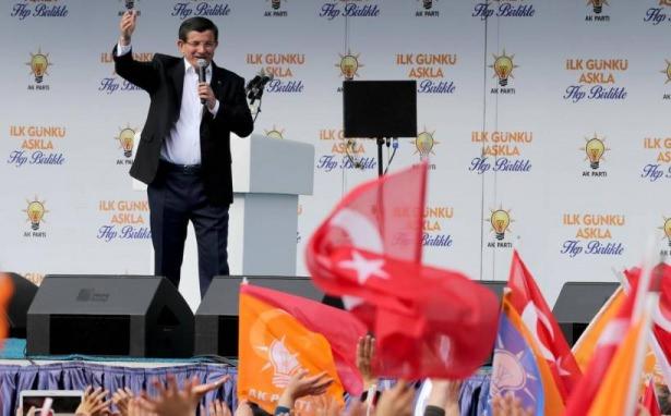 <p><strong>Ankara'nın, siyasetin merkezi olduğunu, Türkiye siyasetinin nabzının bu şehirde attığını vurgulayan Başbakan Davutoğlu, şunları söyledi: 'Bu sebeple bu meydandaki coşku, heyecan Türkiye'nin 81 vilayetinin, 78 milyon insanımızın coşkusunu, heyecanını temsil ediyor. Burada sadece Ankaralılar değil 81 vilayetimizin yüreği var, gönlü var, aşkı var, sevdası var. Selam olsun Ankara'ya. Bu muhabbet erlerine selam olsun. Ankara ilk günden beri hep bizim yanımızda oldu, Sincan hep bizimle beraber oldu. Allah yardımcımız olsun.' </strong></p>

