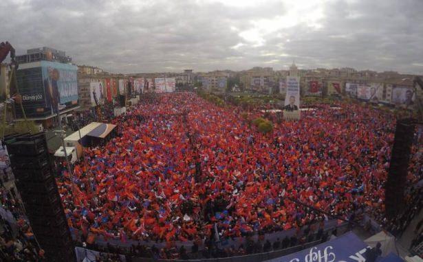 <p><strong>'Bugün Türkiye'nin geleceği için çok önemli, çok hayati seçimin arifesindeyiz. Bugün arife, Ankara. Yarın demokrasi bayramını kutluyoruz. Demokrasi bayramını beraber kutlamaya var mısınız? İnşallah yarın akşam balkondan tekrar demokrasi şöleni yapacağız. Yarın inşallah milletimiz büyük katılımla sandığa gidecek, Türkiye'nin istikametini belirleyecek. Bu karar, inanıyorum ki sizlerle 13 yıl boyunca beraber yazdığımız büyük destanın devamı için yepyeni bir ak sayfa olacak. Yeni bir ak sayfa açmaya var mısın?' </strong></p>