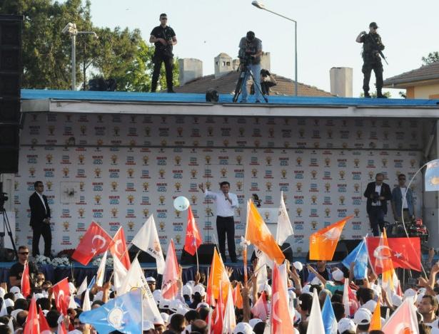 <p>Dyarbakır'da konuşan AK Parti Genel Başkanı ve Başbakan Ahmet Davutoğlu'na ilgi b&uuml;y&uuml;kt&uuml;...</p>
