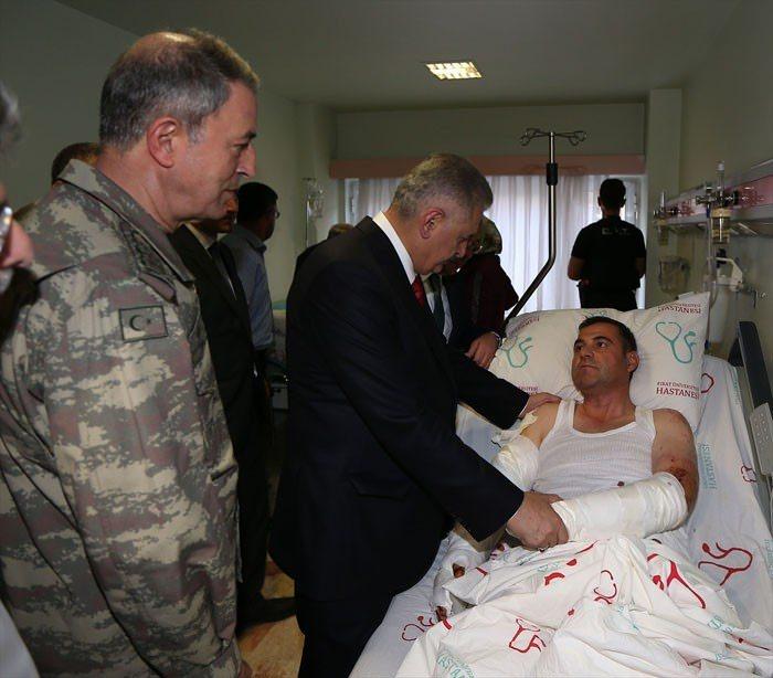 <p>Başbakan Binali Yıldırım, Elazığ Emniyet Müdürlüğüne yönelik bombalı terör saldırısında yaralananları, tedavi gördükleri Fırat Üniversitesi Hastanesinde ziyaret etti.</p>