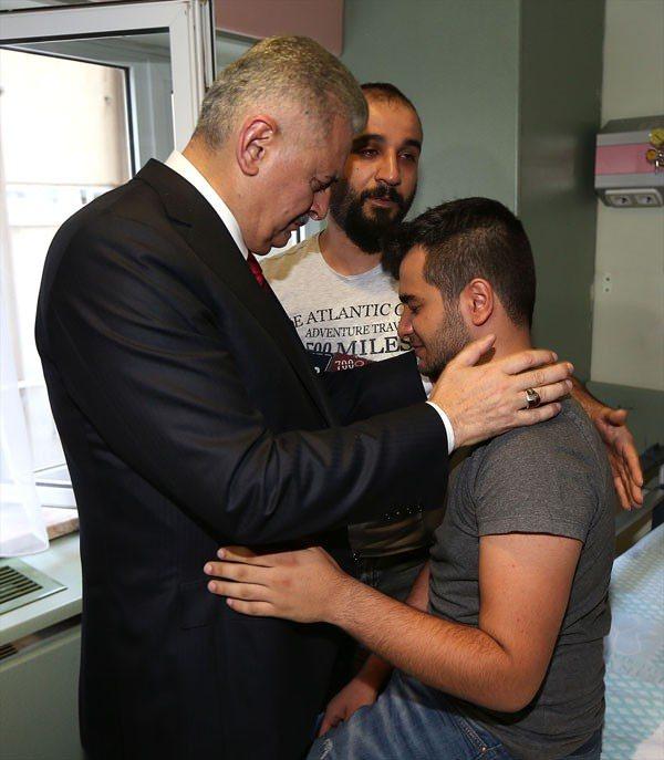 <p>Başbakan Binali Yıldırım hasta ziyaret sırasında gözyaşlarını tutamadı.</p>