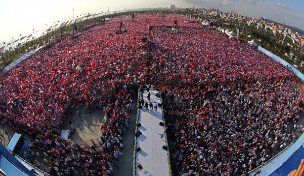 <p>2 milyonun üstündeki bir kalabalığa hitap eden Başbakan Erdoğan'a büyük destek vardı.</p>
