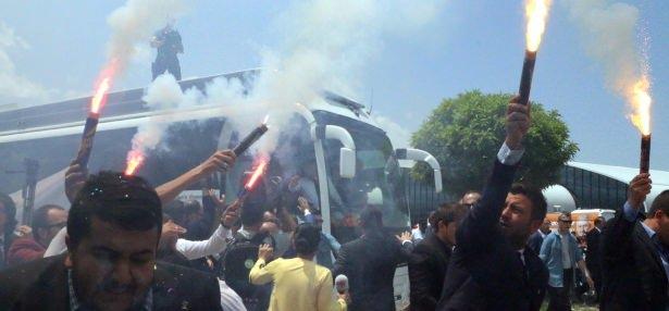 <p>Başbakan Binali Yıldırım, özel uçak "ANA" ile saat 11.35'te memleketi Erzincan'a geldi.</p>
<p> </p>