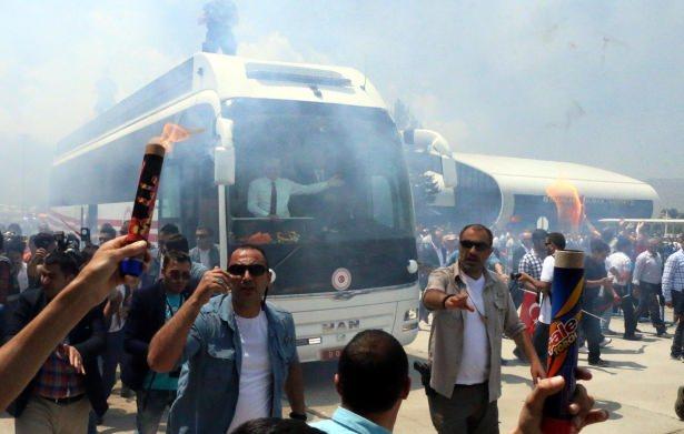 <p>Başbakan olarak ilk kez memleketine gelen Yıldırım'ı Erzincan Havalimanı'nda İçişleri Bakanı Efkan Ala, Erzincan Valisi Süleyman Kahraman, Erzurum Valisi Ahmet Altıparmak, Erzurum Büyükşehir Belediye Başkanı Mehmet Sekmen, Erzincan Belediye Başkanı Cemalettin Başsoy ile coşkulu kalabalık karşıladı.</p>
<p> </p>