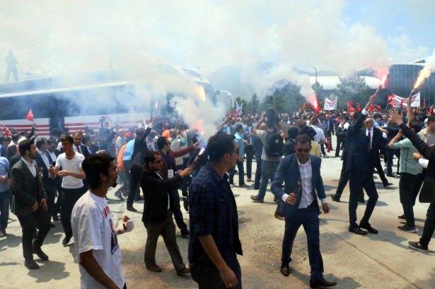 <p><strong>SEVGİ GÖSTERİLERİ İLE KARŞILANDI</strong></p>
<p>Mehteran takımının da yer aldığı karşılamada Yıldırım'a sevgi gösterilerinde bulunan vatandaşlar, "Üzümlü başkanlık istiyor, "Sen tarih yazdıkça, kalemin gençlik olacak", "Erzincan'ın parlayan yıldızı, Sayın Başbakanımız hoş geldiniz" yazılı pankartlar taşıdı.</p>