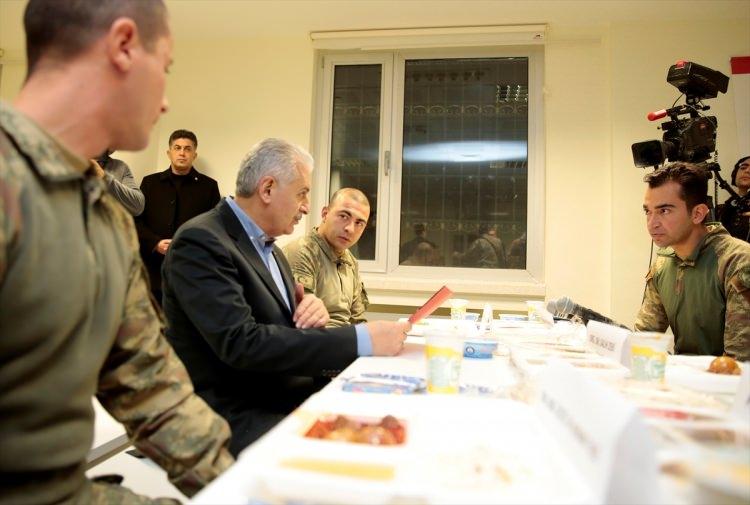 <p>2016 yılının son gününde askerlere moral ziyareti gerçekleştiren Başbakan Yıldırım ve beraberindeki heyet askerlerle sohbet etti. </p>

