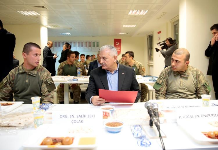 <p>Başbakan Binali Yıldırım, Kilis’teki temaslarının ardından Gaziantep’in Oğuzeli ilçesindeki asker dağıtım merkezine geldi. </p>
