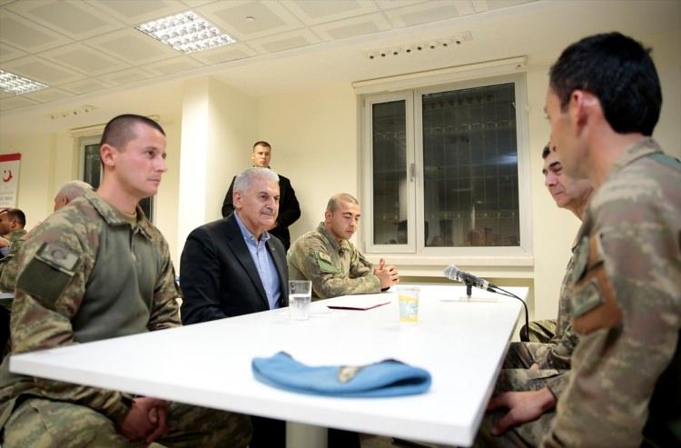 <p>Askerlerle akşam yemeğinde bir araya gelen Yıldırım karavanadan yemek yedi. </p>