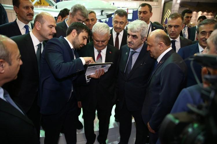 <p>Türkiye Bilimsel ve Teknolojik Araştırma Kurumu (TÜBİTAK) Savunma Sanaiyi Araştırma ve Geliştirme Enstitüsünün (SAGE) geliştirdiği Türkiye'nin ilk milli hava füzeleri, Gökdoğan ve Bozdoğan da böylelikle görücüye çıkmış oldu.</p>
