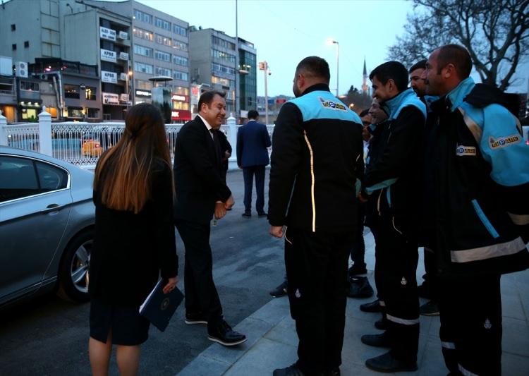 <p>Şoray Uzun kapıda bir süre İSPARK görevlileriyle sohbet eti.</p>