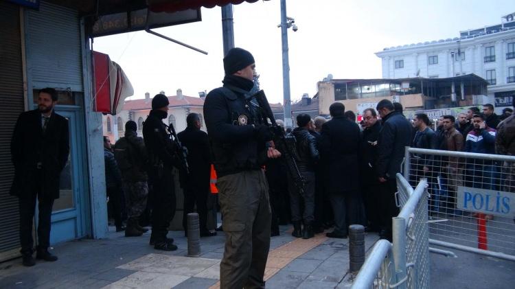 <p>Başbakan Binali Yıldırım, Cumhuriyet Meydanı'nda halka hitap ederken, Suriye'de ilan edilen ateşkesin kalıcı olmasını temennisini burada da yenileyerek, "Savaş nihayet iki gün önce Cumhurbaşkanımızın, çok büyük gayretleriyle Rusya Devlet Başkanı sayın Putin'in de gayretleriyle ve diğer ülkelerin katkılarıyla bir ateşkes imzalandı. </p>
