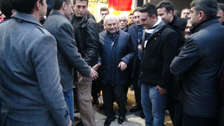 <p>Bu savaşın en büyük mağdurunun Kilis halkı olduğunu kaydeden Yıldırım, "Ama sizler, öyle bir peygamberin ümmetisiniz ki; o nasıl Mekke'den Medine'ye muhacir olarak gittiyse, Medine'de ensar onu bağrına bastıysa, siz Kilisli kadar Suriyeli kardeşlerinizi de bağrınıza bastınız. Siz, size yakışanı yaptınız, siz asil Türk milletine yakışanı yaptınız. Allah sizden razı olsun" diye konuştu. </p>
