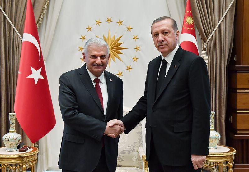 <p><strong>22 YILDIR ERDOĞAN'IN YANINDA</strong></p>

<p>Cumhurbaşkanı Erdoğan’ın en güvendiği isimlerden biri olan Yıldırım, 22 yıldır Erdoğan’ın yanında. AK Parti’nin 3 Kasım 2002’de iktidara gelmesinin ardından, Başbakanlık koltuğuna oturana kadar bütün hükümetlerde yer alarak en uzun süreyle bakanlık yapan siyasetçilerden biri oldu.</p>
