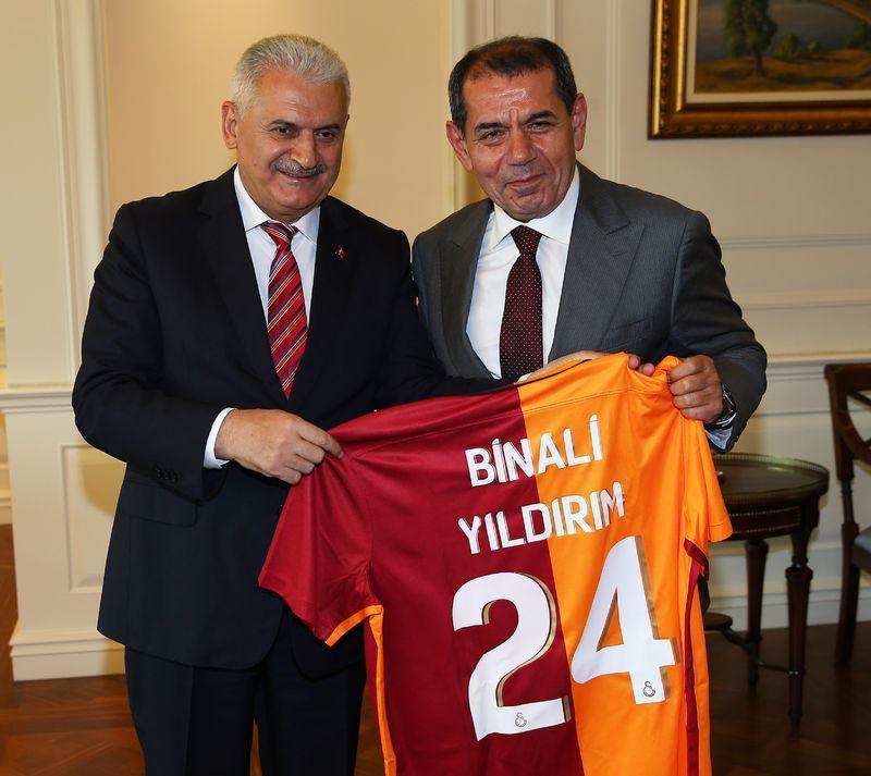 <p><strong>ERDOĞAN'LA TEK ÇEKİŞMESİ</strong></p>
<p>Binali Yıldırım’ın 65. Hükümeti’nin en önemli özelliği, Cumhurbaşkanı Erdoğan ile tam bir uyum içinde açıklanıyor. Ama Erdoğan’la tek bir çekişme konusu var o da Erdoğan koyu bir Fenerbahçeli, Yıldırım ise koyu bir Galatasaraylı.</p>