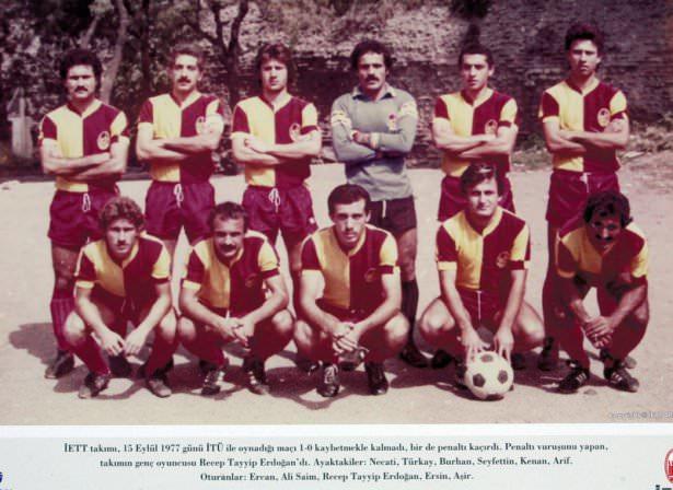 <p>İETT takımı, 15 Eylül 1977 günü İTÜ ile oynadığı maçı 1-0 kaybetmekle kalmadı, bir de penaltı kaçırdı. Penaltı vuruşunu yapan takımın genç oyuncusu Recep Tayyip Erdoğan'dı. </p>
