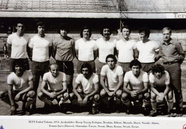 <p>İETT futbol takımı 1974. Ayaktakiler: Recep Tayyip Erdoğan, İbrahim, Bülent, Mustafa, Hayri, Nasuhi, Ahmet, Erman Şarcı.<br />
Oturanlar: Üzeyir, Necmi, İlhan, Kenan, Necati, Ercan</p>