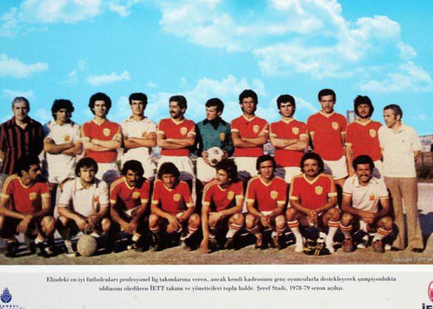 <p>Elindeki en iyi futbolcuları profesyonel lig takımlarına veren, ancak kendi kadrosunu genç oyuncularla destekleyerek şampiyonlukta iddiasını sürdüren İETT takımı ve yöneticileri toplu halde.</p>