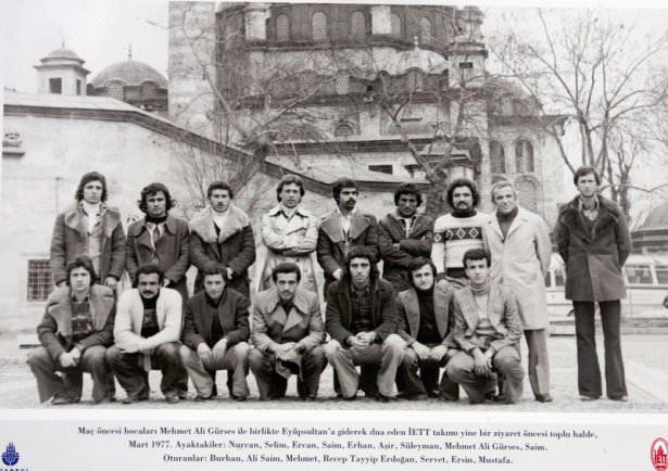 <p>Maç öncesi hocaları Mehmet Ali Gürses ile birlikte Eyüpsultan'a giderek dua eden İETT  takımı yine bir ziyaret öncesi toplu halde.</p>
