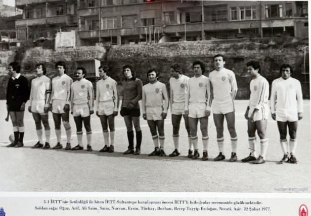 <p>5-1 İETT 'nin üstünlüğü ile biten Sultantepe karşılaşması öncesi İETT'li futbolcular seremonide gözükmektedir.</p>