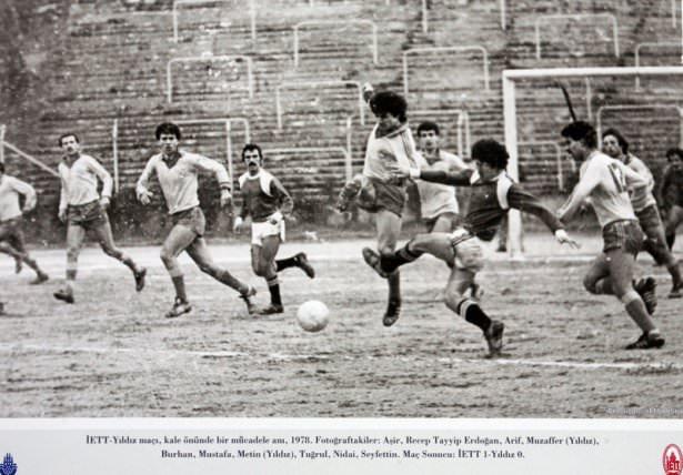 <p>İETT - Yıldız maçı, kale önünde bir mücadele anı.</p>