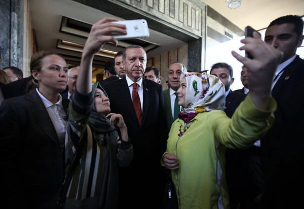<p>Başbakan Erdoğan'ın grup toplantısı öncesi ve sonrası konukların selfie çektirme yarışı vardı.</p>