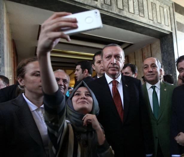 <p>Grup toplantısını izlemeye gelen konuklardan genç kızlar, Başbakan Erdoğan'ı Meclis girişinde karşıladı ve hatıra fotoğrafı almak istedi.</p>
<p> </p>