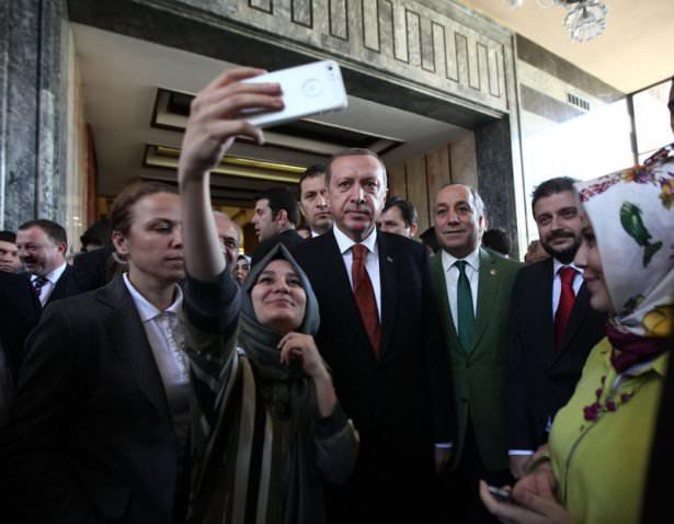 <p>Genç kızların isteğini kırmayan Erdoğan, selfie pozu çektirdi.</p>

<p> </p>
