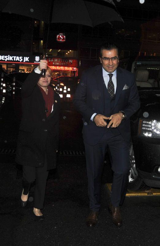 <p>Ediz Hun, Başbakan Davutoğlu'nun daveti üzerine toplantıya katıldığını söyledi. Birlik, beraberliğin çok önemli olduğunu vurgulayan Hun, "Zor günlerde, gençlerimizi yitirmekte olduğumuz günlerde birbirimizi sevgiyle, bağlılık içinde kucaklamamızın önemini vurgulamak üzere destek vermek için buradayım" dedi.</p>
<p> </p>