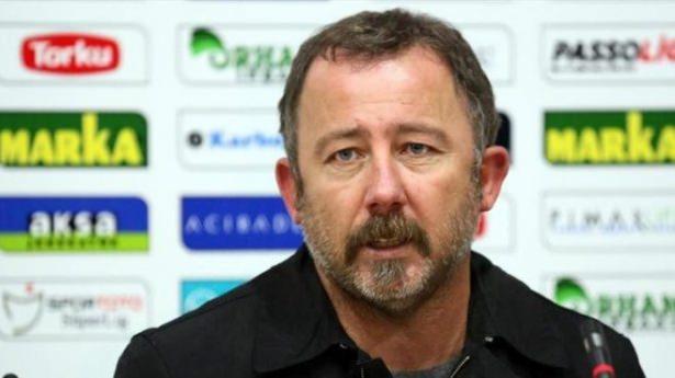 <p><strong>Göztepe'de Sergen Yalçın sesleri</strong><br />
​<br />
PTT 1'inci Lig'de hayal kırıklıklarıyla dolu bir sezon geçiren Göztepe, Süper Lig hedefini önümüzdeki döneme ertelerken, Başkan Mehmet Sepil'in yeni sezonda takımı Sergen Yalçın-Emrah Yıldız ikilisine emanet etmeyi planladığı öğrenildi.</p>

