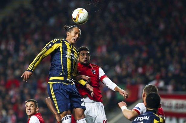 <p><strong>Alves Porto'ya</strong><br />
<br />
​Porto Başkanı Pino da Costa, verdiği özel röportajda gelecek sezonun transferlerine dair ip uçları verdi. Da Costa eski oyuncularınızın takıma geri dönmesini umut ediyor musunuz sorusuna 'evet' yanıtını verirken Fenerbahçe'de forma giyen Bruno Alves'i işaret etti.</p>
