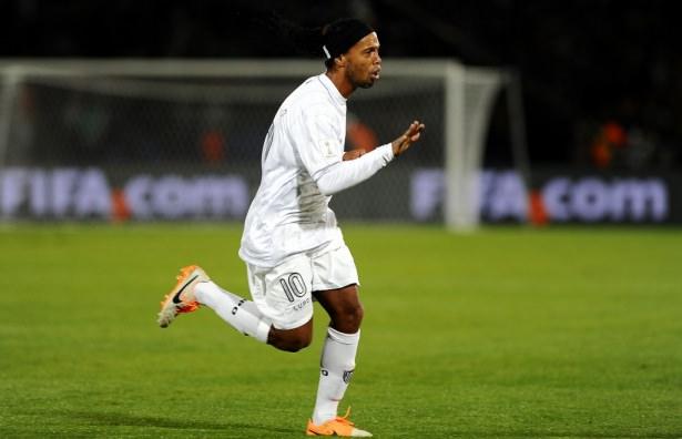 <p>Beşiktaş'ın bitmeyen sevdası Ronaldinho (Açık Mert Korkusuz)<br />
R10'un ağabeyi Assis, Brezilya'da bulunan Önder Özen'e 'görüşelim' mesajı gönderdi. Bilic isterse masaya oturulacak.</p>