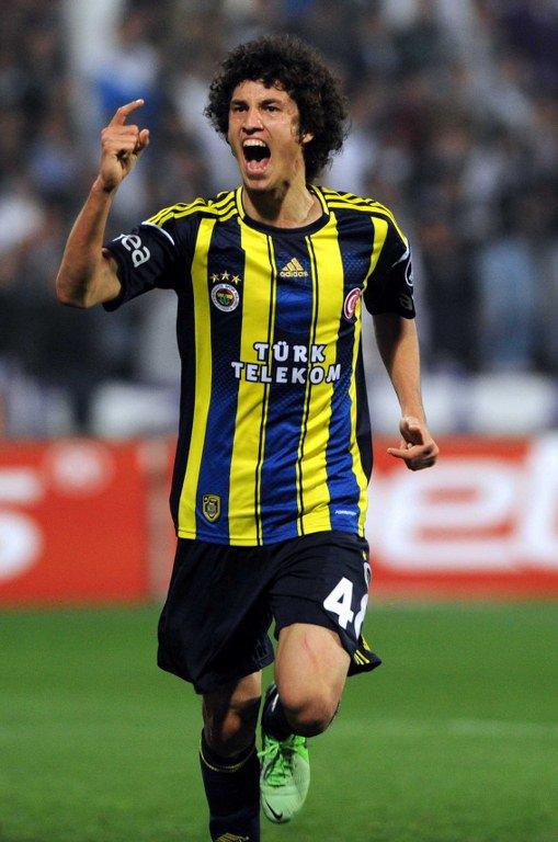 <p>Roma asla vazgeçmez (Fotomaç)<br />
Çizme ekibi, Avrupa U19 Elit Tur maçlarını izlemek için efsane oyuncuları Bruno Conti'yi geçen yaz Rusya'ya gönderdi. Burada Hakan Çalhanoğlu dahil birçok yıldız adayını gözlem altına alan Conti, Salih'e hayran kaldı: Sakın kaçırmayın!</p>