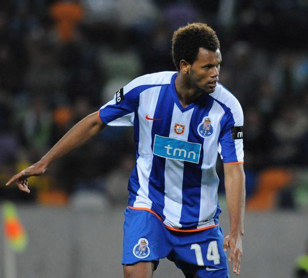 <p>Rolando Operasyonu (Açık Mert Korkusuz)<br />
Inter'in bonservisini almak için uğraştığı Portekizli savunmacının transferinde Beşiktaş da devrede. Kartal, 3-4 milyon euro vererek işi bitirmek istiyor.</p>
