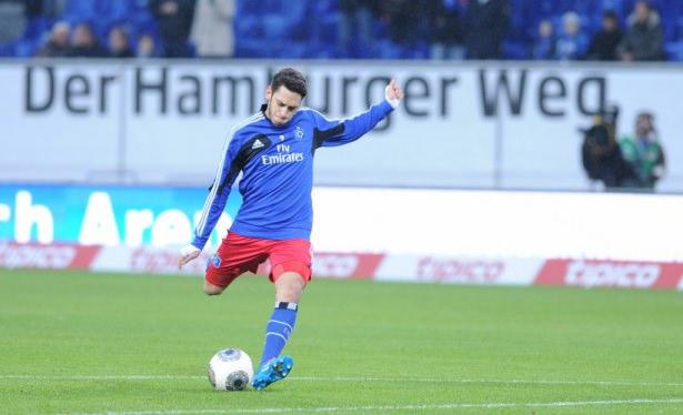 <p>Gel yıldızım ol (Fotomaç)<br />
Roberto Mancini, Hamburg'un Türk yıldızı Hakan Çalhanoğlu için bizzat devreye girdi. İtalyan çalıştırıcı, Hakan'ı telefonla arayarak, "Sana Şampiyonlar Ligi'nde ihtiyacım var. Gel, yıldızım ol" dedi. G.Saray yönetimi de 20 yaşındaki orta saha oyuncusunu kiralamak için Hamburg'a 1.5 milyon euro önerdi.</p>
