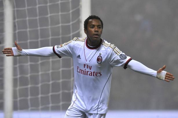 <p>Ümraniyeli Robinho! (Fotomaç)<br />
Beşiktaş'ın ilgilendiği yıldızlardan biri olan Robinho'ya Brezilya kulüpleri ücreti fazla olduğu gerekçesiyle kapıyı kapattı. Sambacı, ABD ve Arap ülkelerine de gitmek istemeyince bu transferde Beşiktaş'ın rakibi kalmamış oldu.</p>
