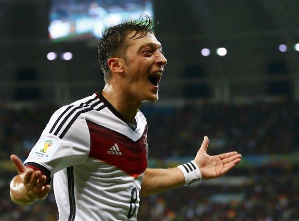 <p><strong>Mesut Özil Barcelona'ya!</strong></p>

<p>La Liga ve Şampiyonlar ligi'nde kötü bir sezon geçiren Barcelona, transferde atağa kalktı. Katalanlar'ın Arsenal'in Türk asıllı Alman yıldızı Mesut Özil için 30 milyon euro'yu gözden çıkardığı iddia edildi.</p>
