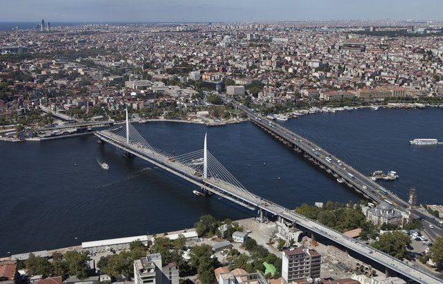 <p>"Akıntının çok daha iyi olması için Unkapanı Köprüsü'nü Baliye Caddesinin devamı olarak denizin altına alıyoruz. Unkapanı köprüsü dubalı köprü olmayacak. İhale aşamasına geldik, teklifler alınıyor. Buradan karşıya araçların direk geçişleri sağlanacak" dedi.</p>
<p> </p>