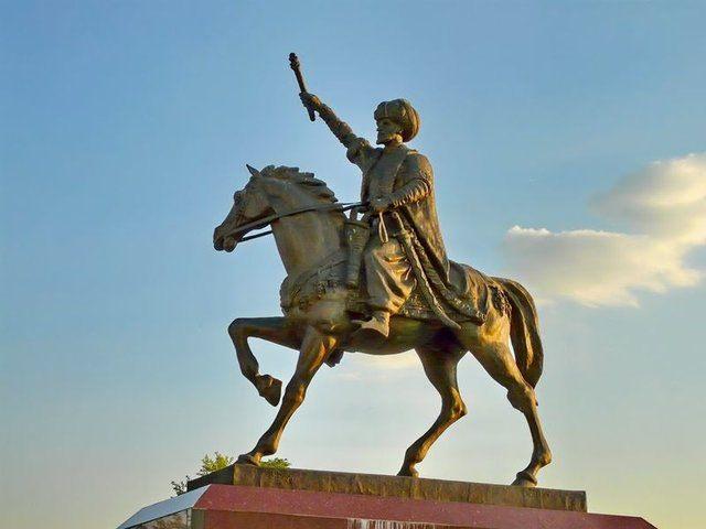 <p>Denizin içerisine Fatih Sultan Mehmet Han heykeli konulacak. Topbaş, heykelle ilgili olarak, "Denizden şahlanmış bir heykel. Karaköy limanında gelen turistler yürüyerek geldikleri zaman Fatih'in heykelini burada görsünler, fotoğraf çeksinler" dedi. </p>
<p> </p>